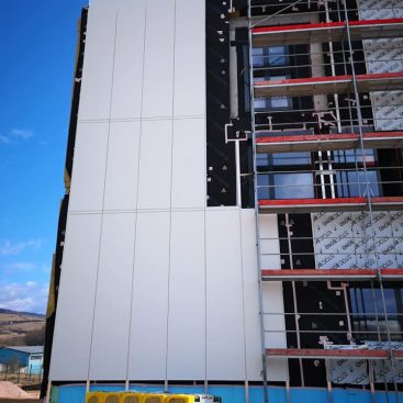 Demontáž lešenia na stavbe Helske v Levoči