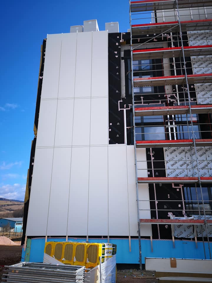 Demontáž lešenia na stavbe Helske v Levoči