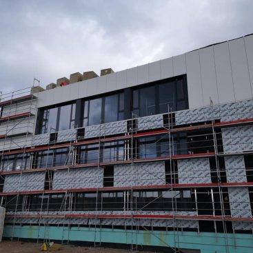 Demontáž lešenia na stavbe Helske v Levoči