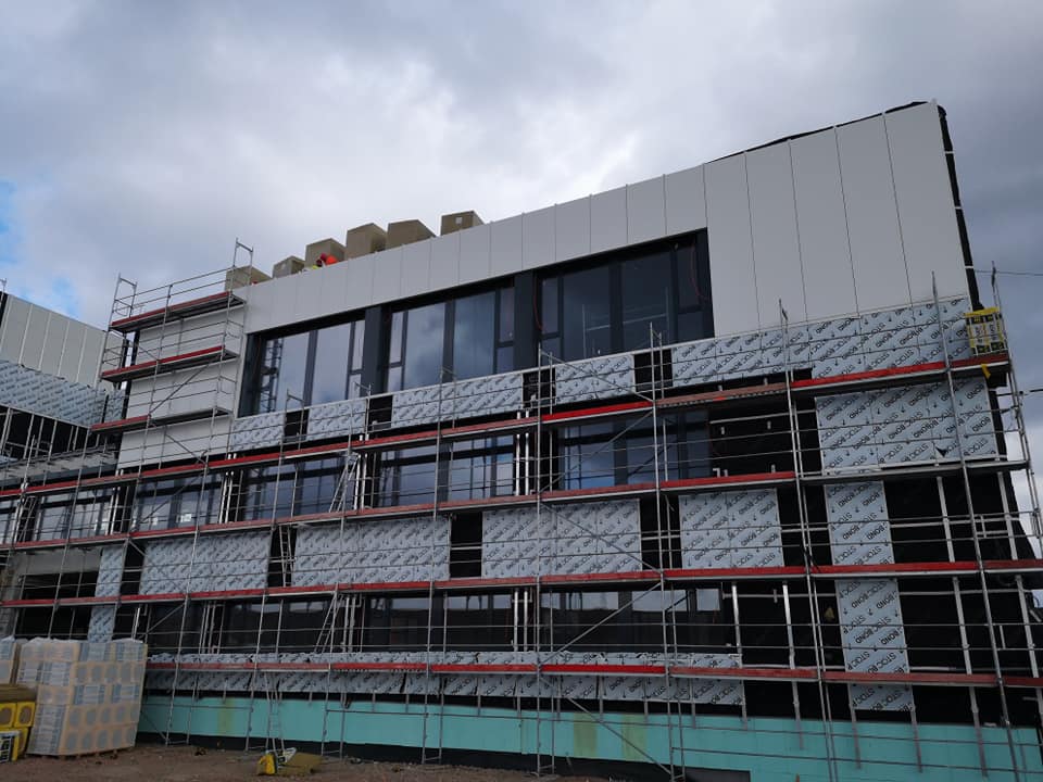 Demontáž lešenia na stavbe Helske v Levoči