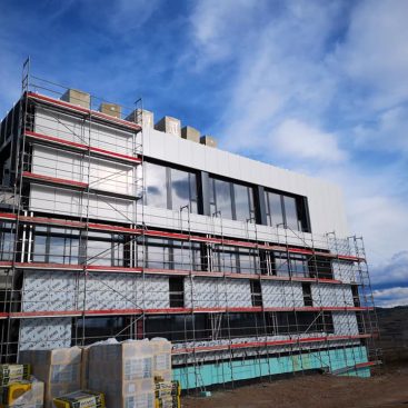 Demontáž lešenia na stavbe Helske v Levoči