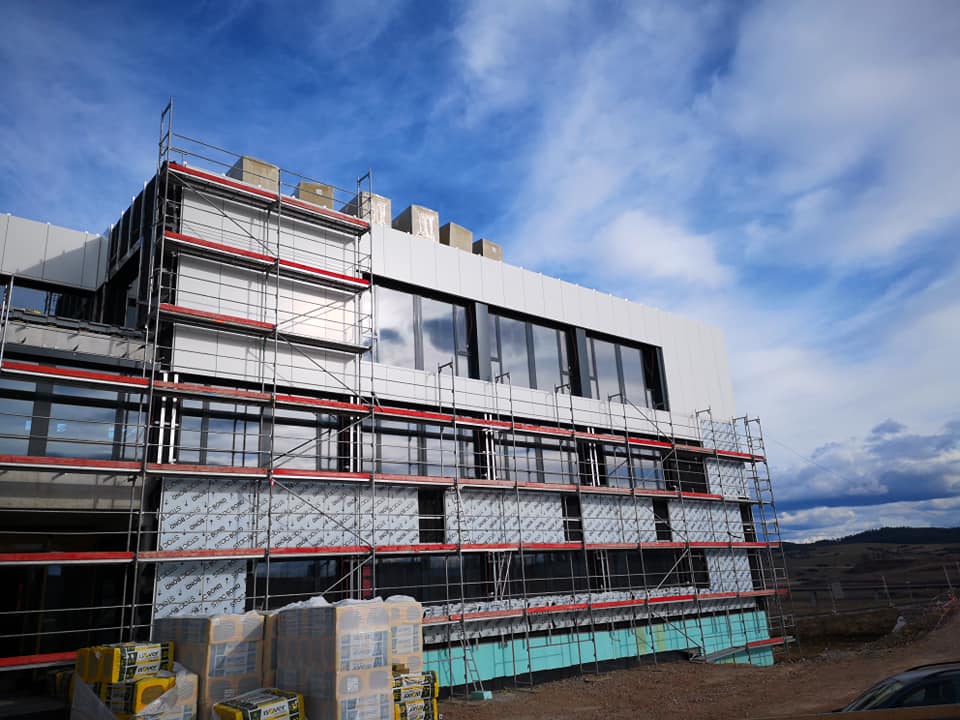 Demontáž lešenia na stavbe Helske v Levoči